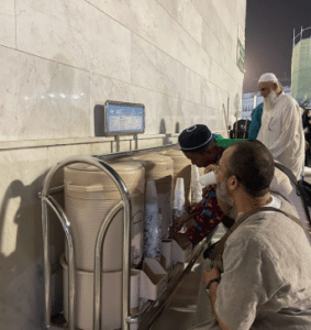 lelaki muslim minum air dari telaga zamzam di arab saudi