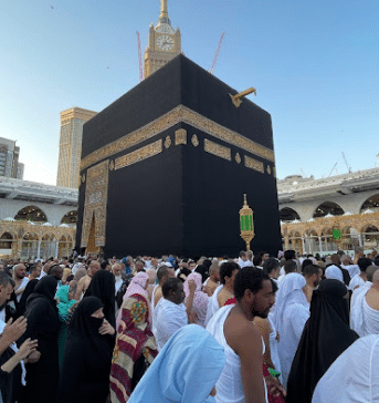 muslims performing tawaf al qudum around the holy kaaba