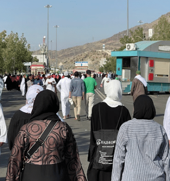 women traveling to hajj in a group