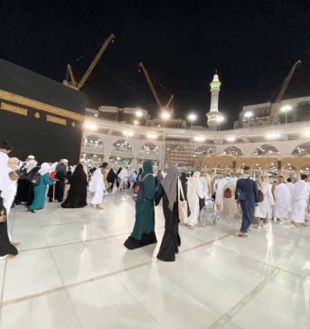 pilgrims performing Umrah by circling the Kabaa