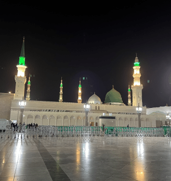 masjid al nabawi front gate in makkah