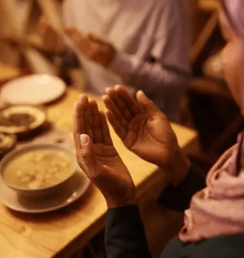 muslims breaking their fast during ramadan
