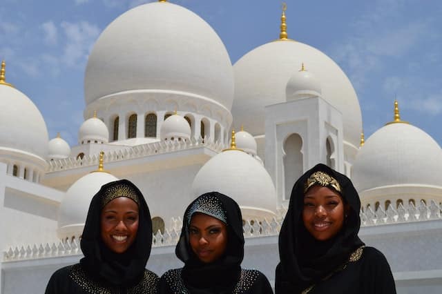 3 muslim women at mecca performing umrah with a mahram