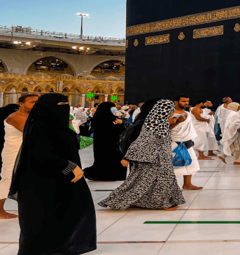 musulmanes orando alrededor de la kaaba que fue construida por el profeta ibrahim