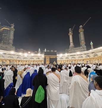 muslims performing hajj and umrah