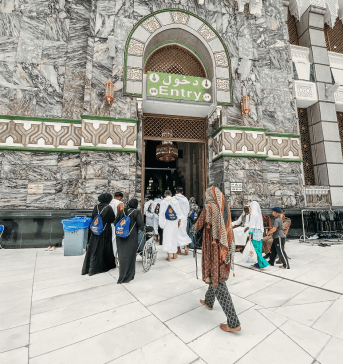 pilgrims performing umrah in ramadan