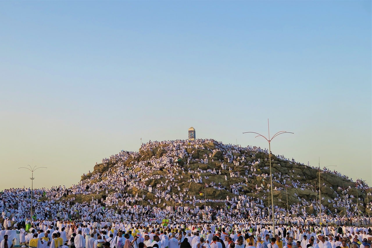 muslims at the top of mount arafat