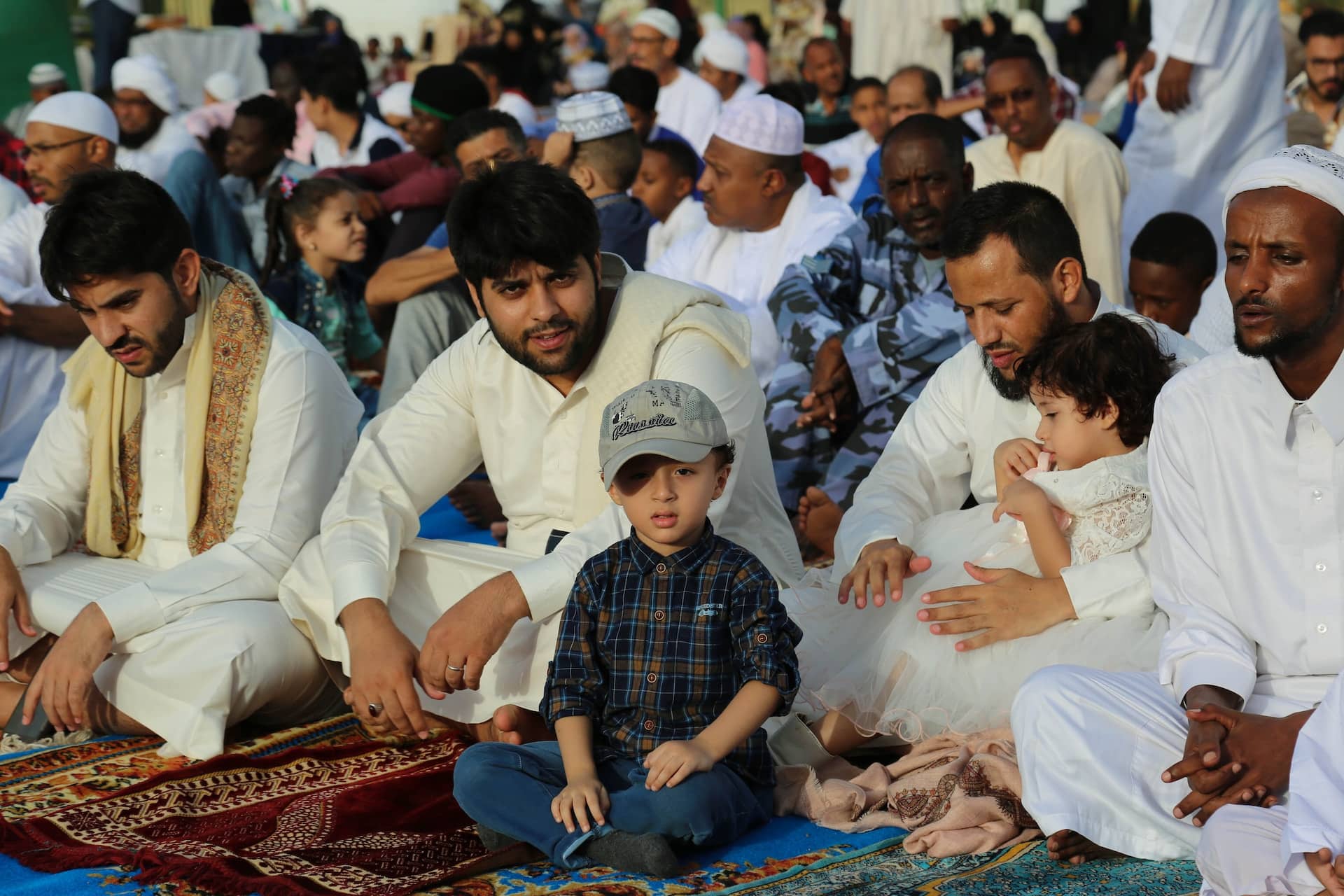 muslim children praying