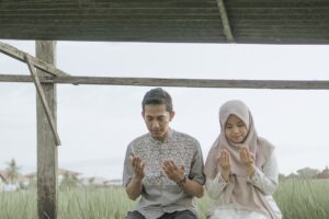 pareja musulmana haciendo dua