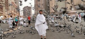 Hombre musulmán realizando la umrah en La Meca, Arabia Saudita