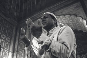 hombre musulmán rezando después del hajj