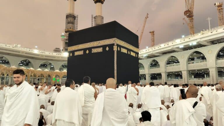 Rida in Hajj and Umrah: Meaning, Usage & How to Wear It | Pilgrim