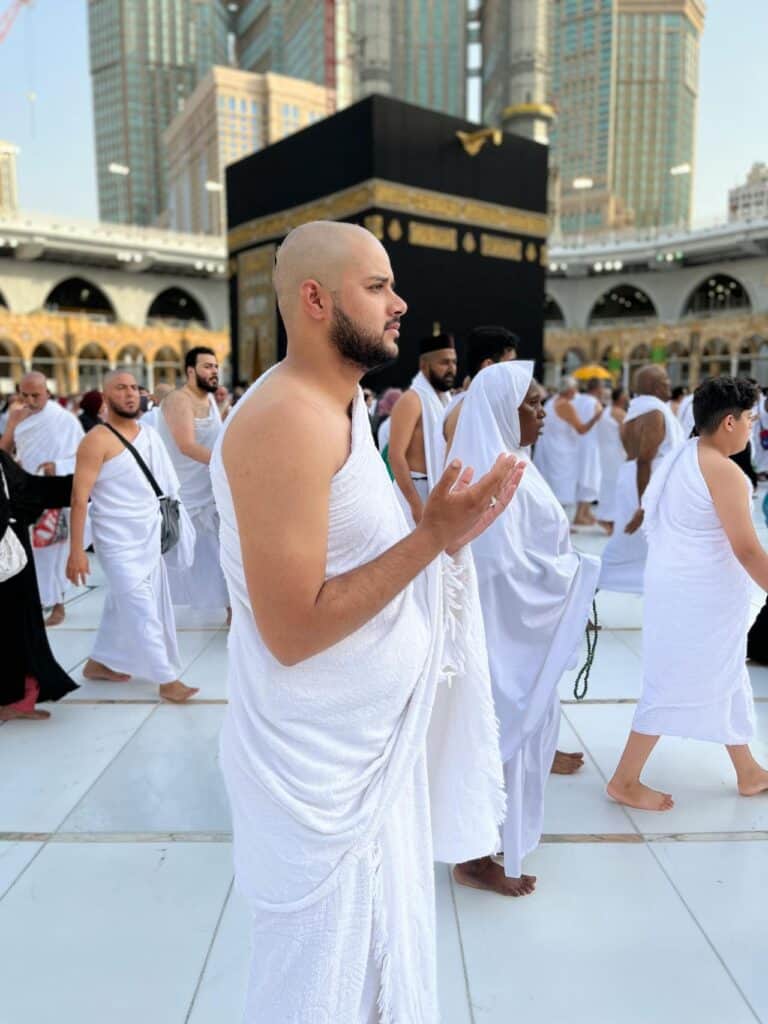 muslim man performing idtiba